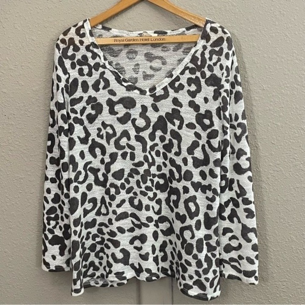 BiBi animal print long sleeves flow through top. Lightweight/loose fit Women’s M